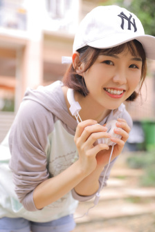 露出胸部的美女